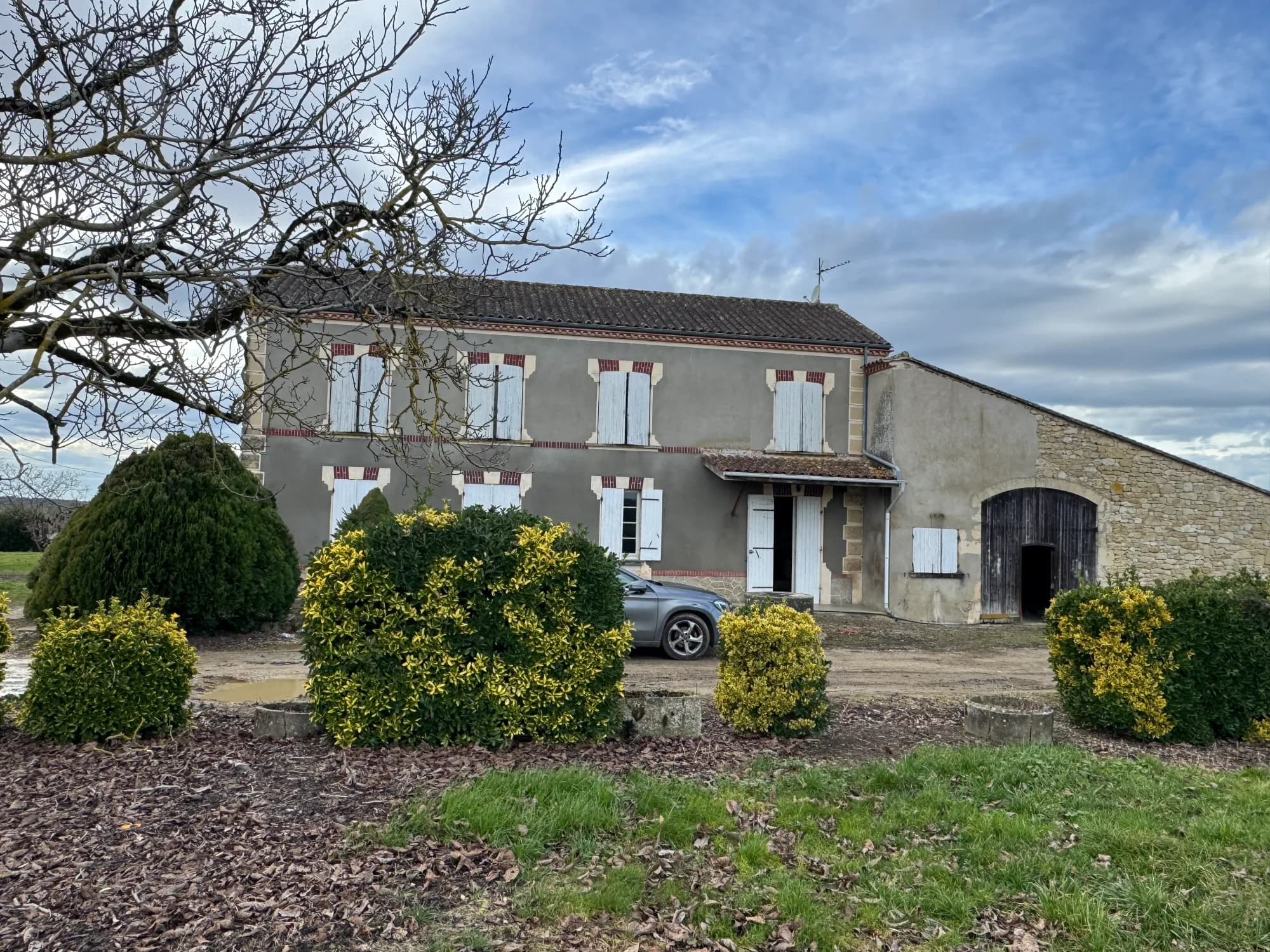 Country house with adjoining barn